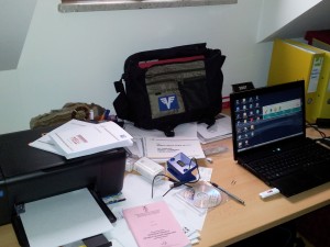 2011-12-03 10.48.28 Mein schon fast aufgeräumter Schreibtisch